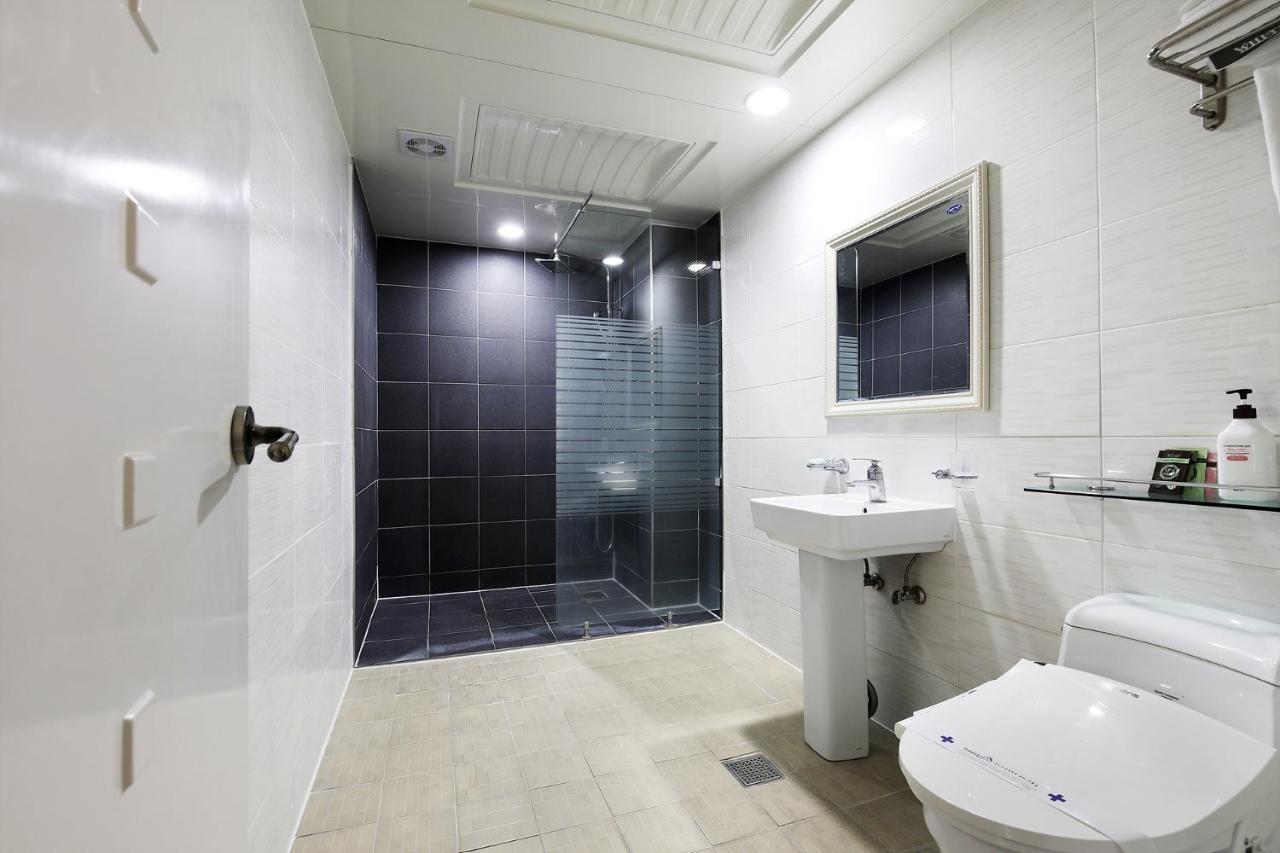 White Tourist Hotel Jeonju Exterior photo
