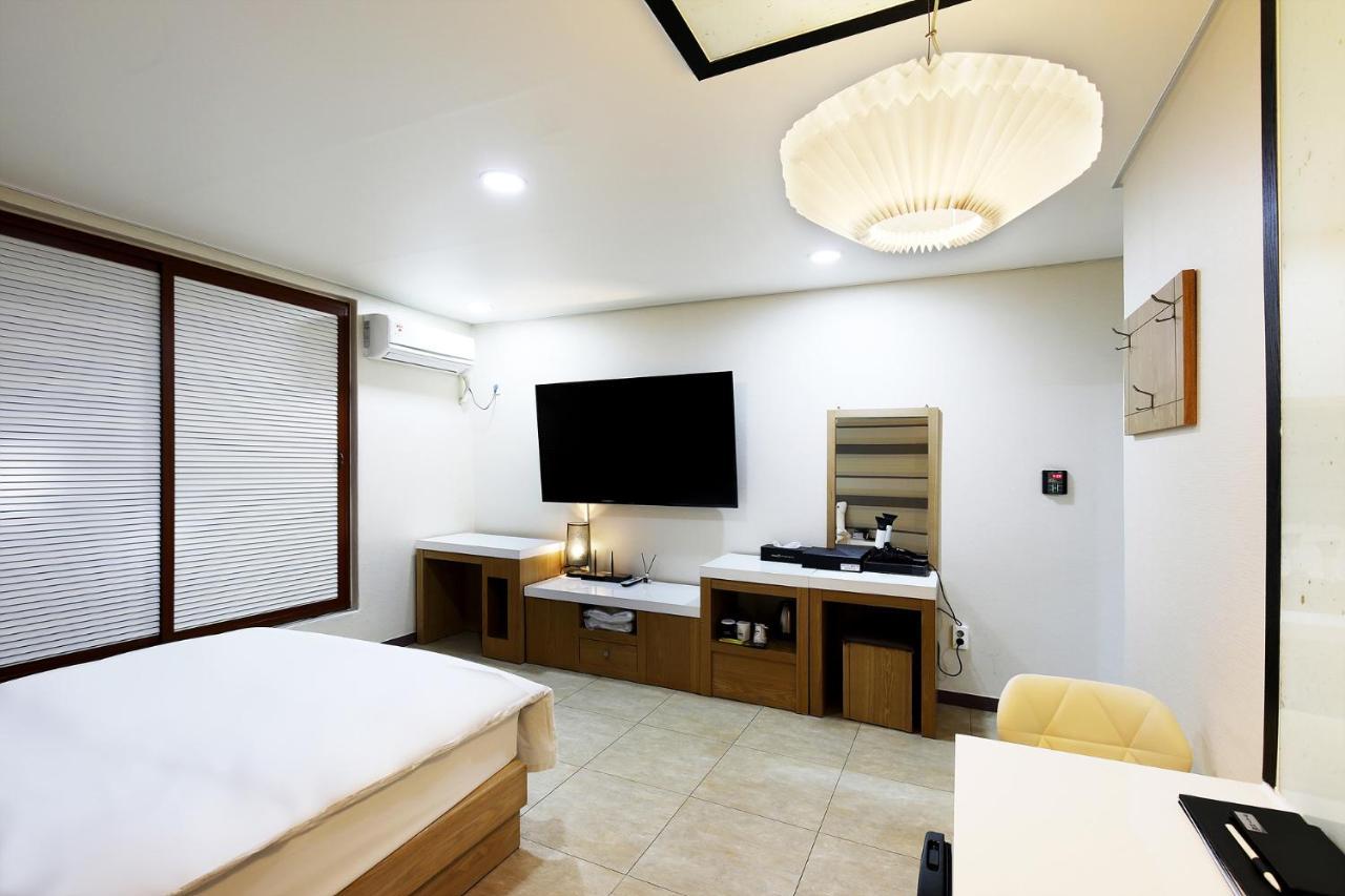 White Tourist Hotel Jeonju Exterior photo