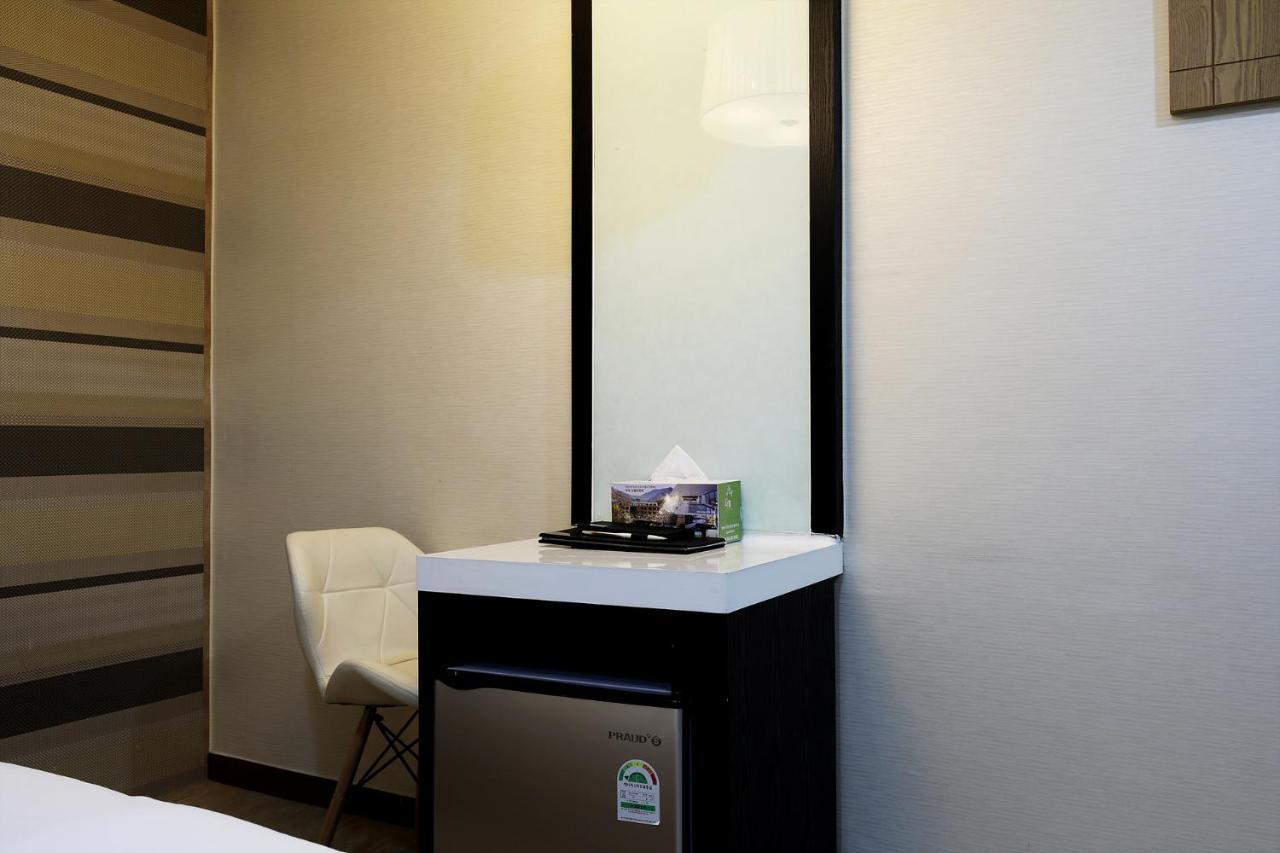 White Tourist Hotel Jeonju Exterior photo