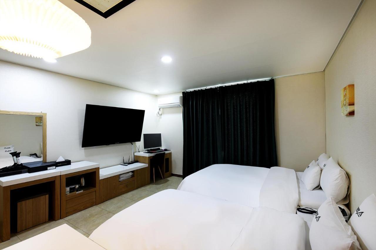 White Tourist Hotel Jeonju Exterior photo