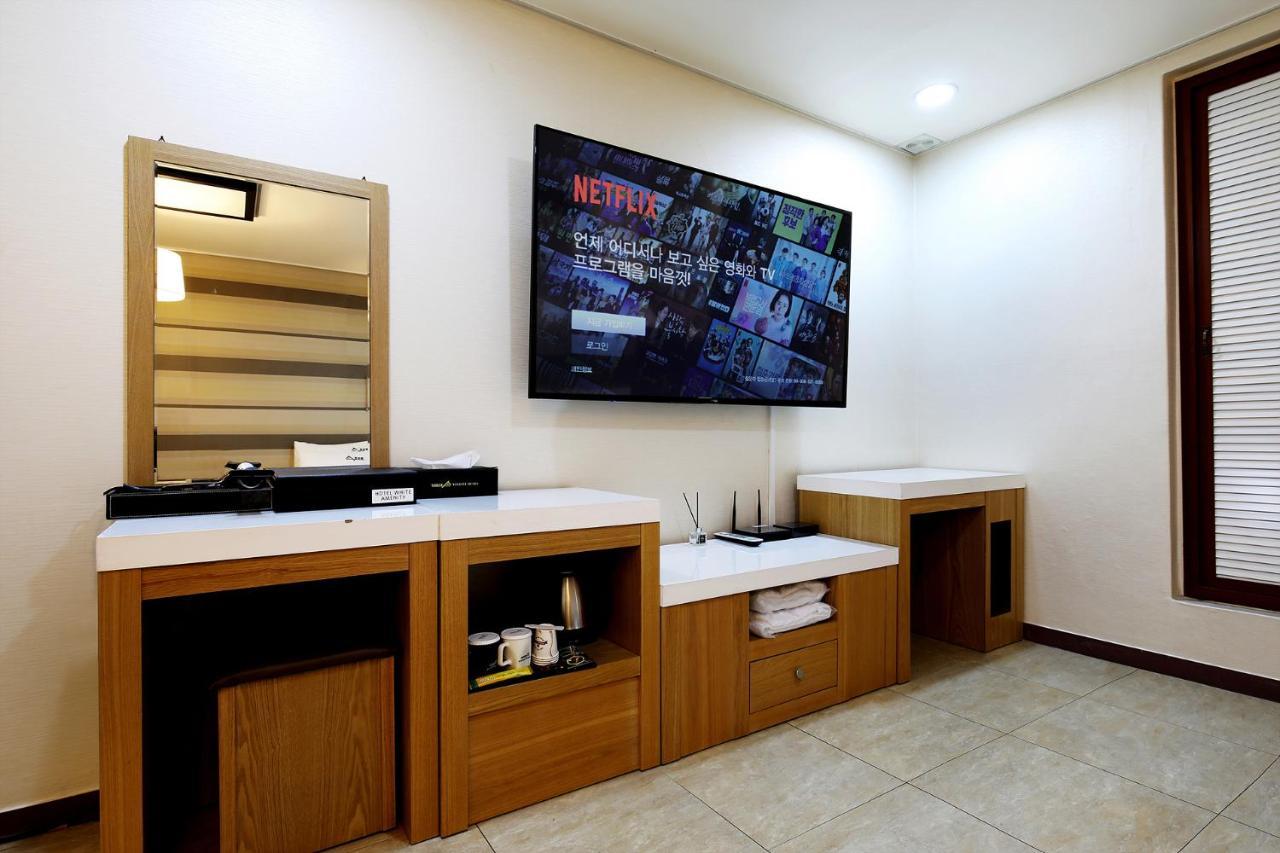 White Tourist Hotel Jeonju Exterior photo