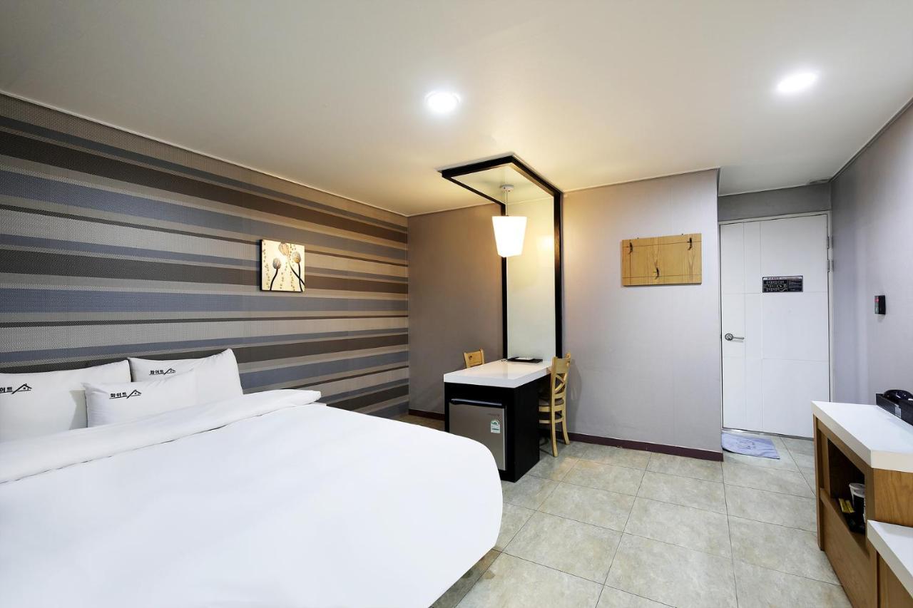 White Tourist Hotel Jeonju Exterior photo