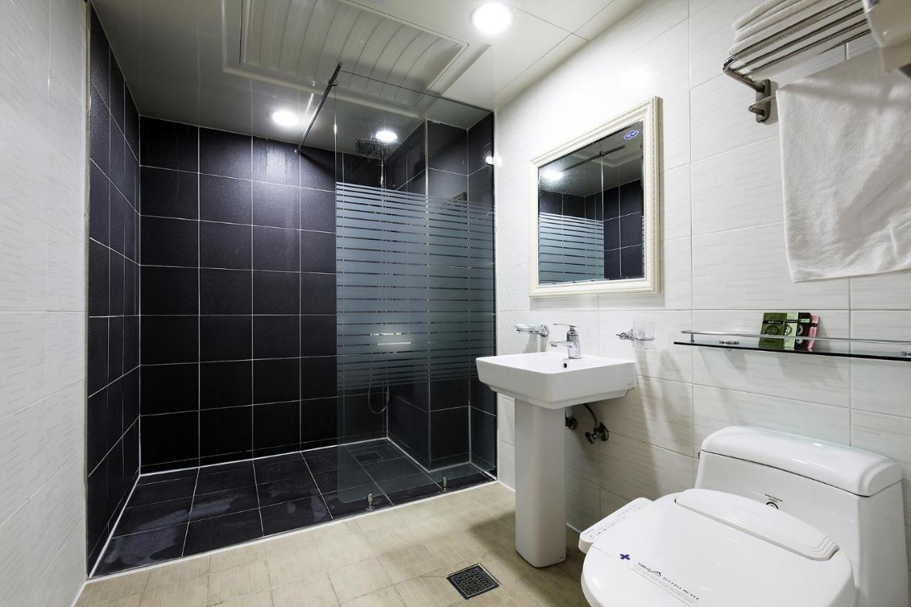 White Tourist Hotel Jeonju Exterior photo