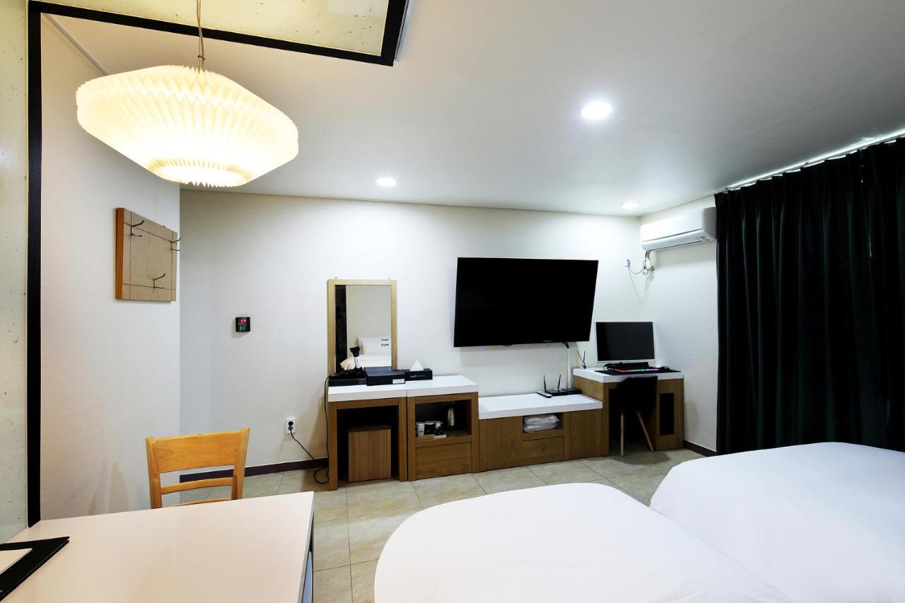 White Tourist Hotel Jeonju Exterior photo