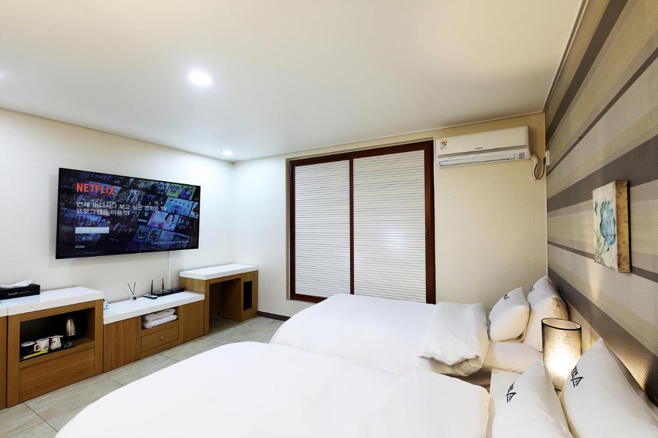 White Tourist Hotel Jeonju Exterior photo