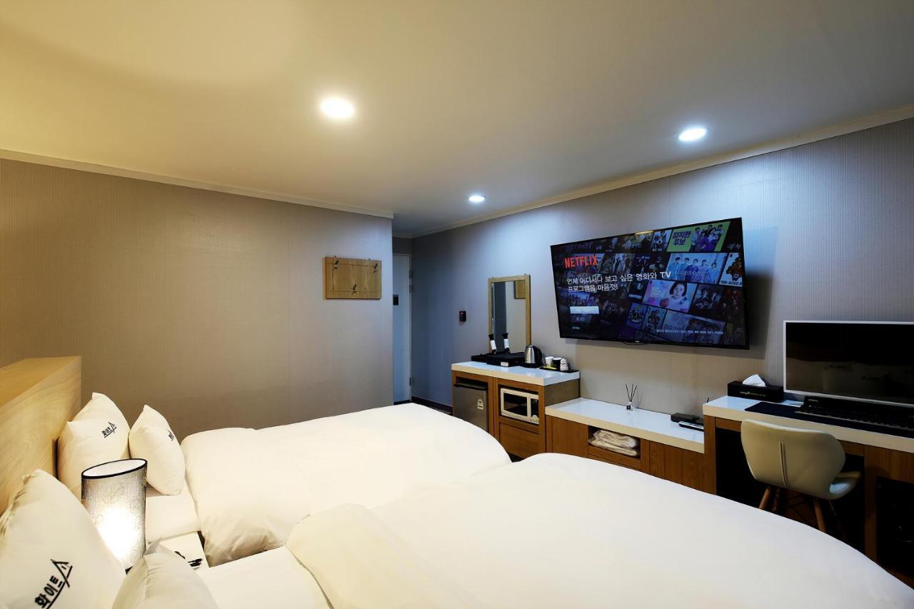 White Tourist Hotel Jeonju Exterior photo