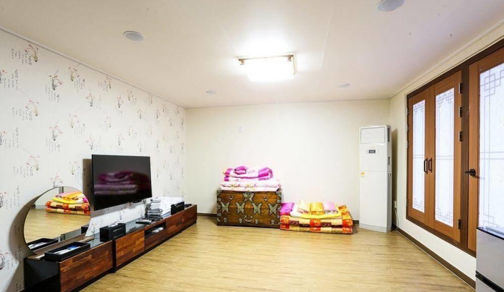 White Tourist Hotel Jeonju Exterior photo