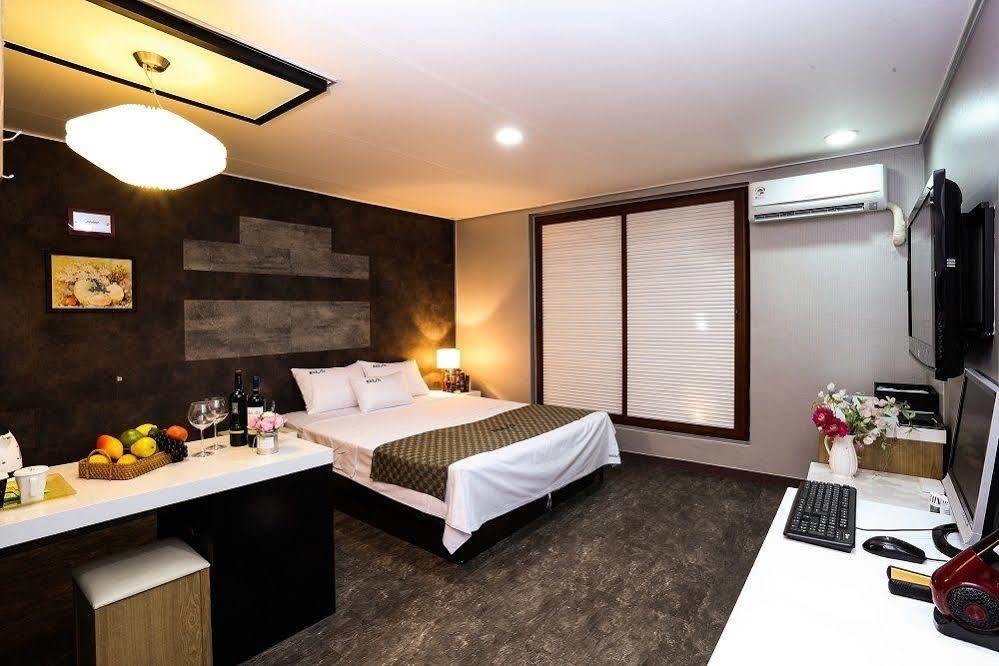 White Tourist Hotel Jeonju Exterior photo