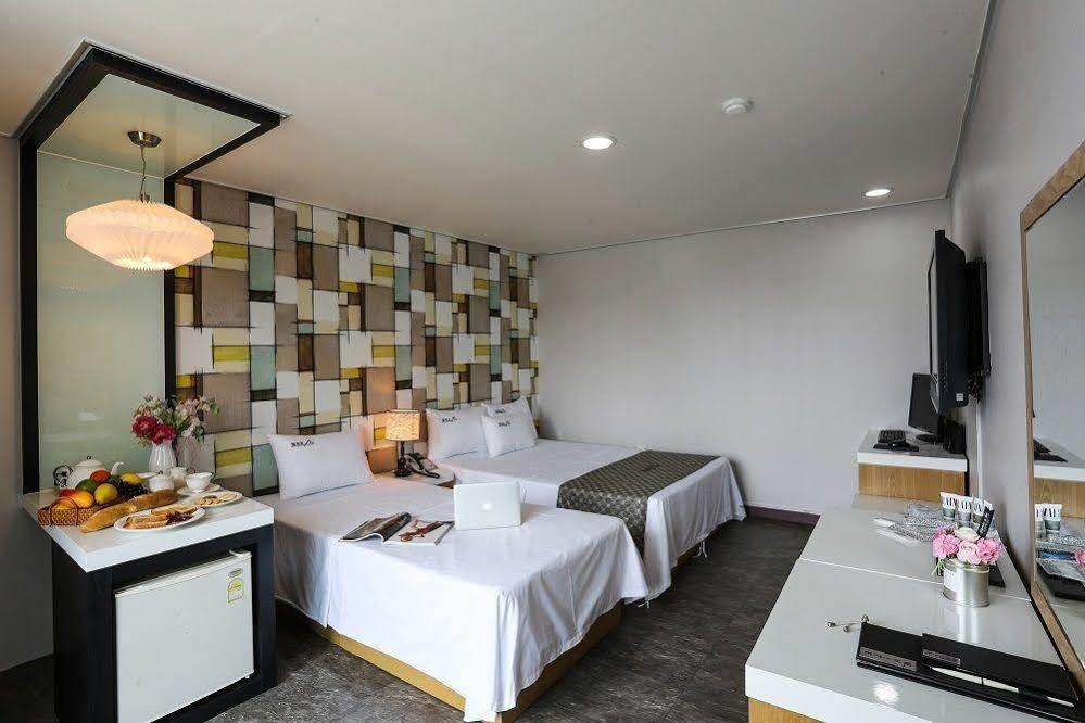 White Tourist Hotel Jeonju Exterior photo