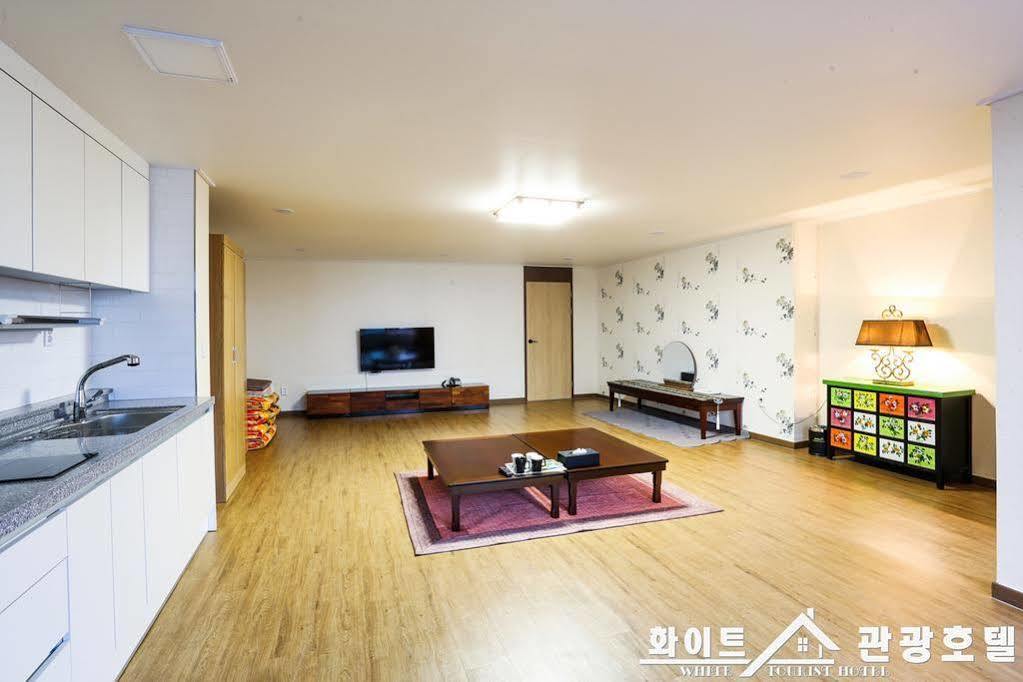 White Tourist Hotel Jeonju Exterior photo
